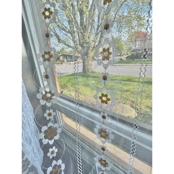 Vintage 1970s mesh curtain, white, tan groovy floral pattern, sheer panel - Picture 4 of 10